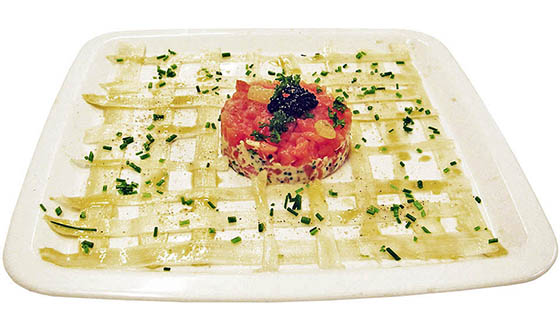 Tartaar van gerookte zalm met carpaccio van asperge